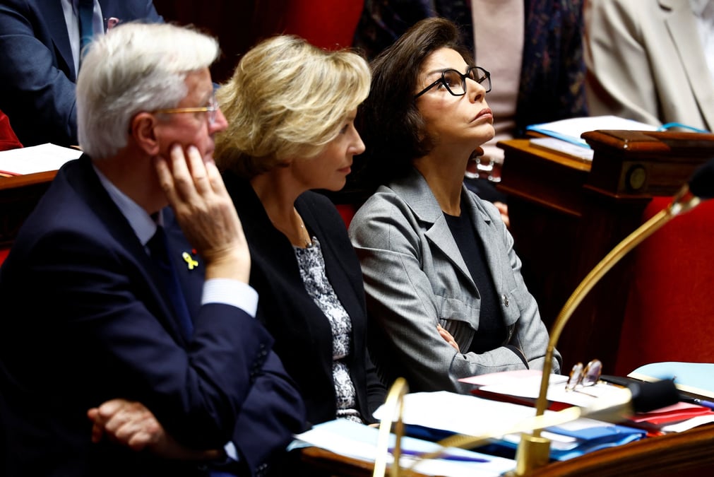 Le premier ministre michel barnier et les ministres nathalie delattre rachida dati a l'assemblee nationale