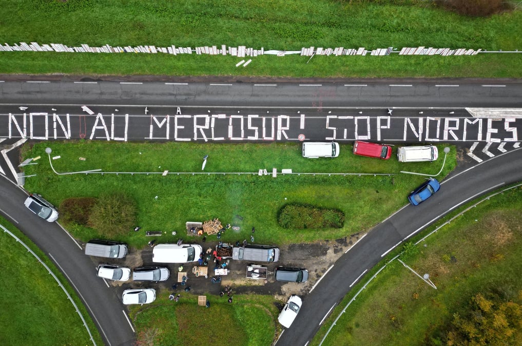 Les syndicats agricoles francais manifestent contre l'accord du mercosur pres d'angouleme