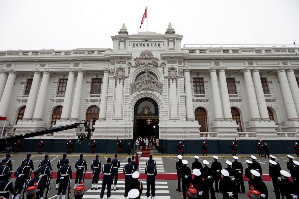 Perou: castillo investi a la presidence, promet la stabilite economique