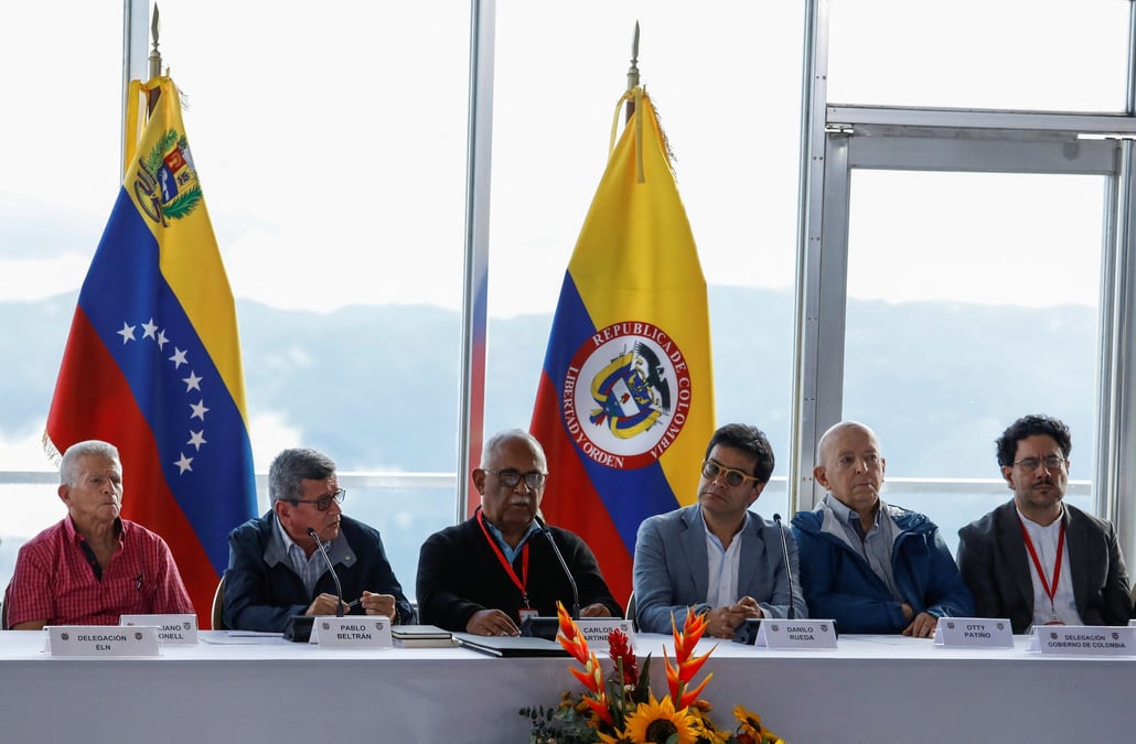 Des membres de l'eln avec des responsables colombiens et venezueliens lors d'une conference de presse a caracas