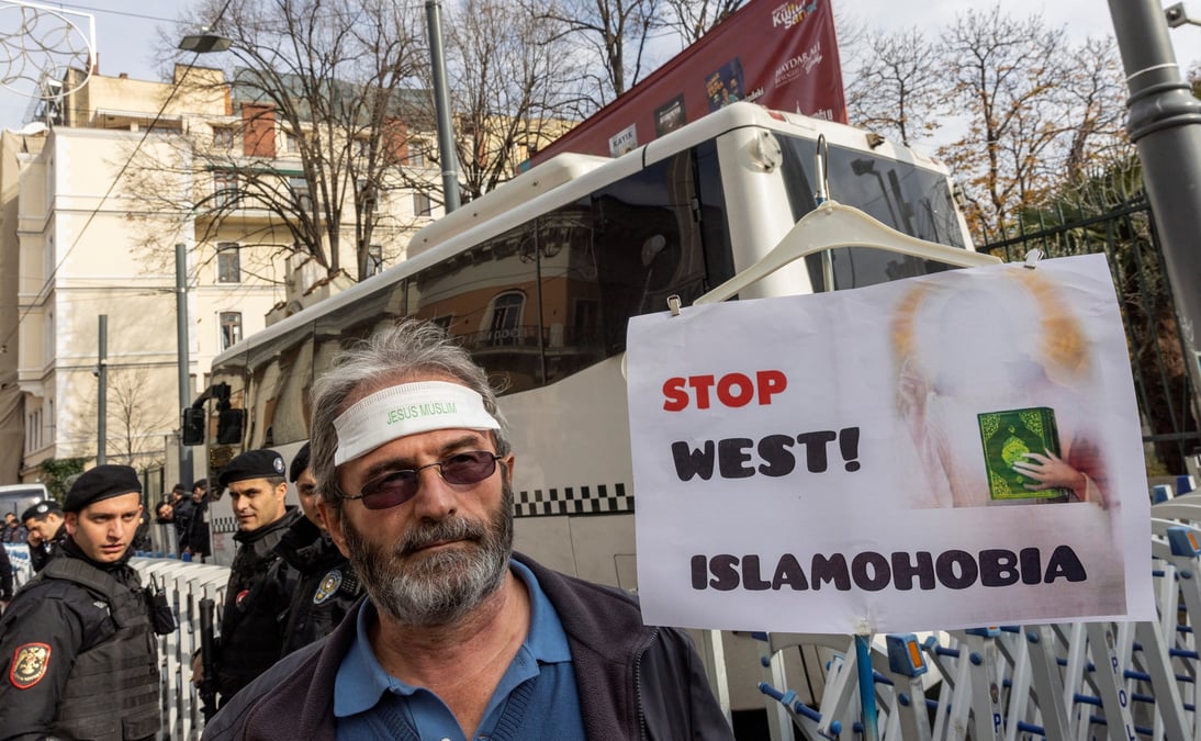 Photo d'archives: des protestataires manifestent devant le consulat general de suede a istanbul