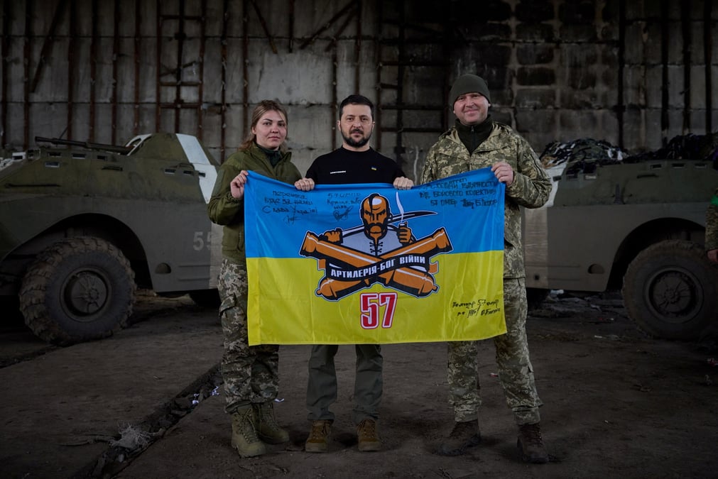 Le president ukrainien volodimir zelensky pose avec des membres des forces armees ukrainiennes