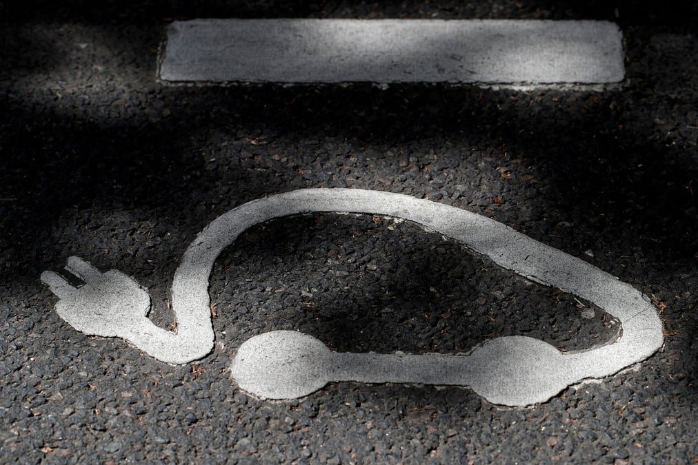 Le logo d'autolib' a une station de recharge a paris