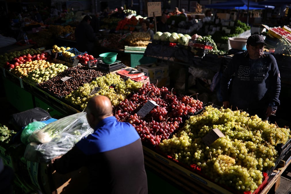 Le vendeur georgi simeonov attend des clients au marche de krasno selo, sofia