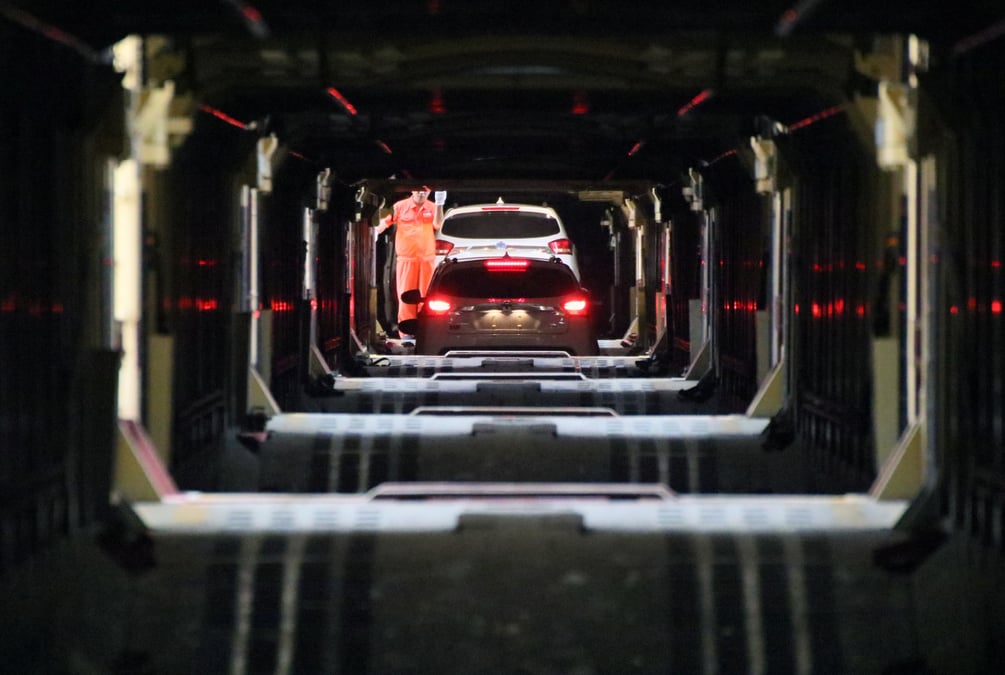 Des vehicules electriques en chine dans des wagons pour etre transportes