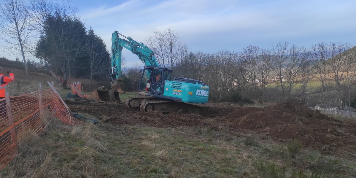 Les travaux préparatoires, en vue de la construction de cette déviation en deux fois deux voies, ont commencé en 2021 en Haute-Loire.