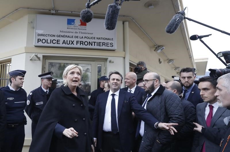 Marine le pen denonce les "passeurs" de migrants venus d'italie