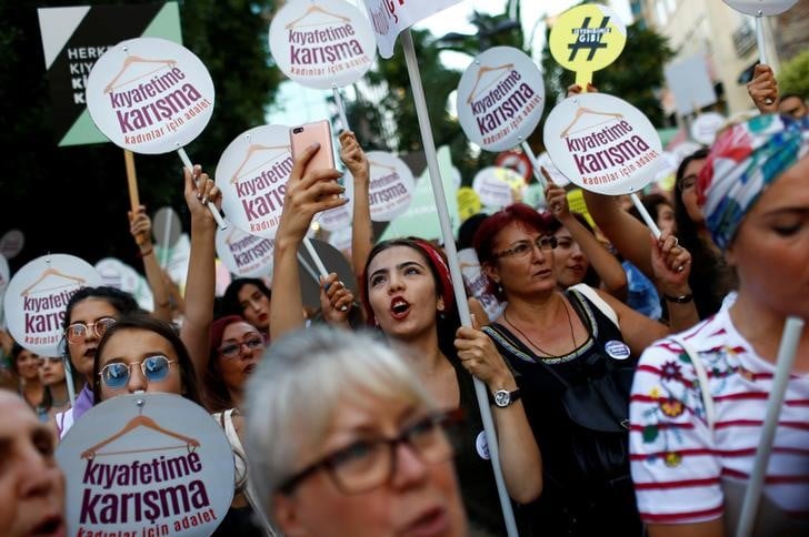 Des femmes manifestent a istanbul