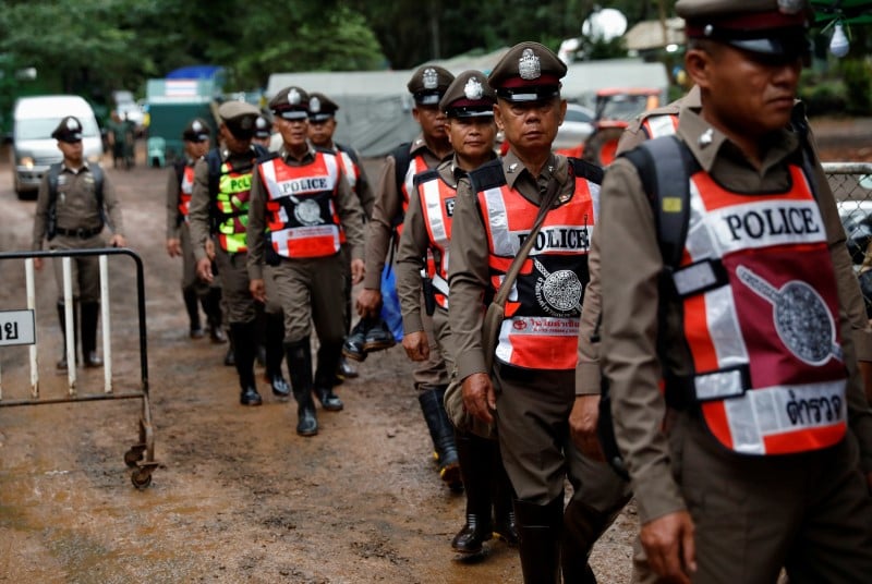 Douze adolescents thailandais retrouves coinces dans une grotte