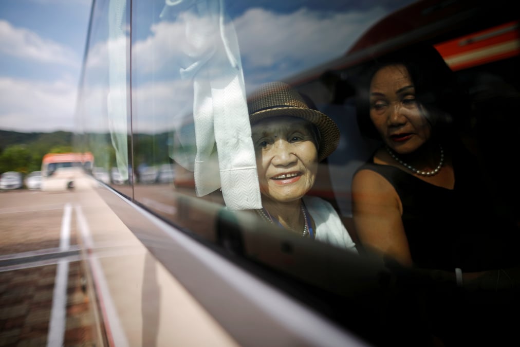 Breves reunions de familles separees par la guerre de coree