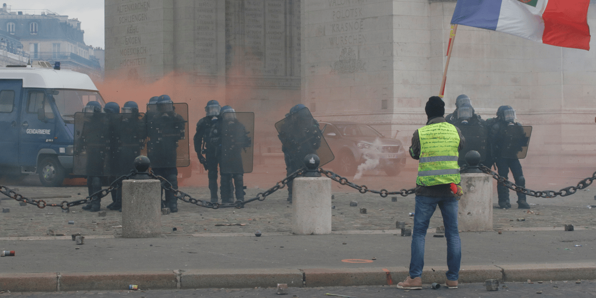 En voulant adapter au pas de charge l'État social aux standards de la globalisation, Emmanuel Macron s'est particulièrement fragilisé politiquement.