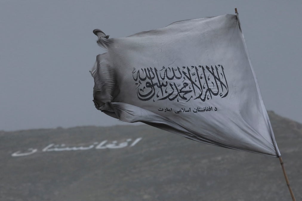 Le chef des taliban salue la victoire afghane lors d'un rassemblement national