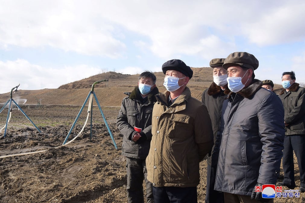 Le premier ministre nord-coreen kim tok hun inspecte des projets dans divers secteurs