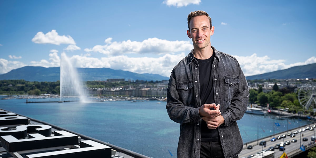 Le romancier en mai, à Genève devant le lac Léman.