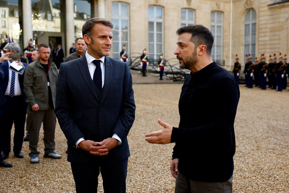 Emmanuel macron et volodymyr zelensky apres une reunion a l'elysee