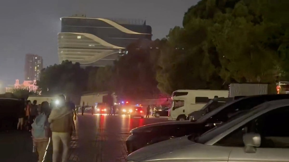 Le personnel d'urgence travaille pres du site d'une attaque a la voiture-belier a zhuhai, en chine