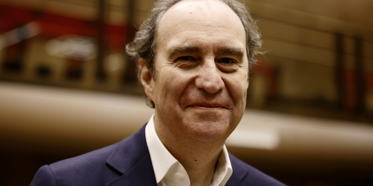 Xavier niel arrive pour une audience au senat francais a paris, france
