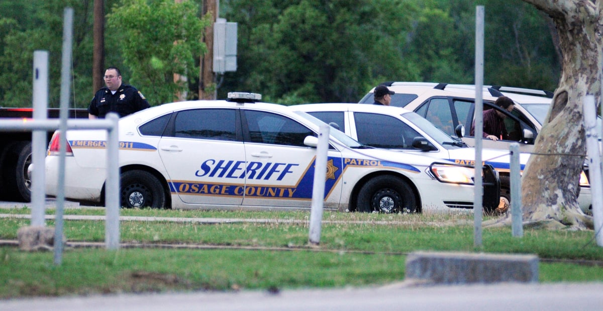 Les membres du departement du sherif du comte d'osage se preparent a aider la police de tulsa, en oklahom