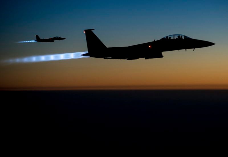 Raids aériens contre les champs de pétrole de l'EI en Syrie