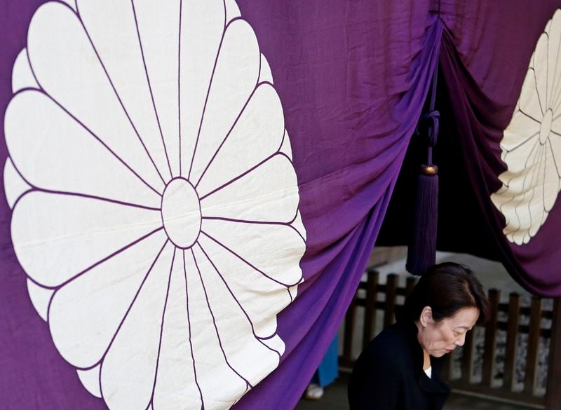 Trois ministres japonais au sanctuaire controversé de Yasukuni