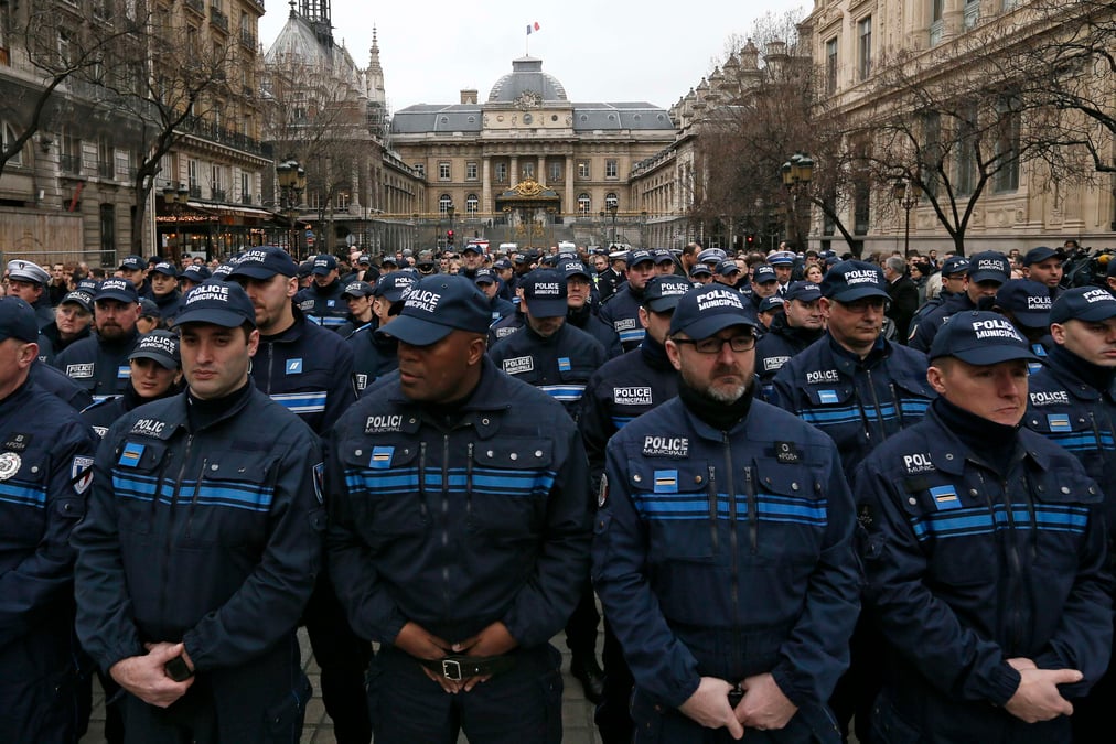 Hommage aux trois policiers tues dans les attentats