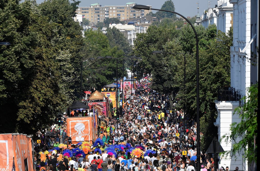 Le carnaval de notting hill quitte les rues pour investir les ecrans