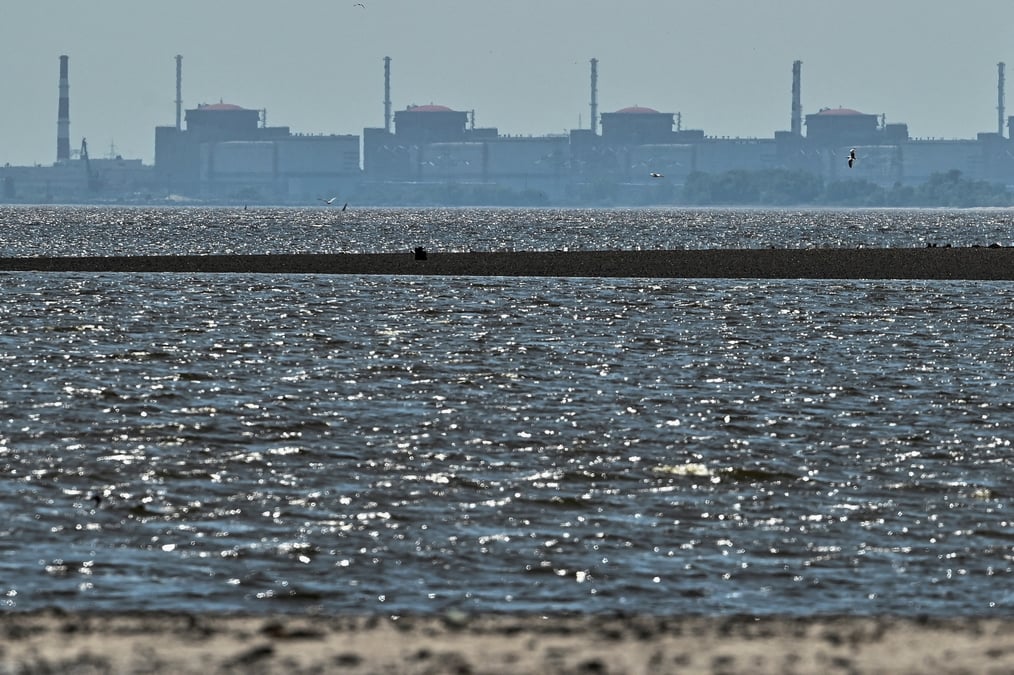 La centrale nucleaire de zaporizhzhia vue depuis la rive du reservoir de kakhovka