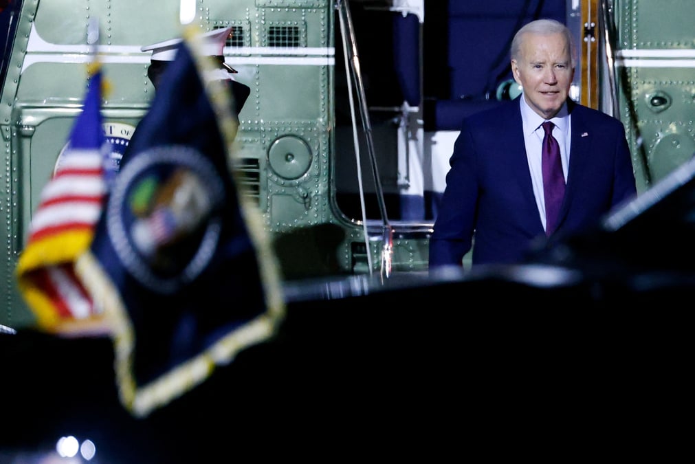 Le president americain joe biden debarquant de marine one a la base de la garde nationale aerienne du delaware