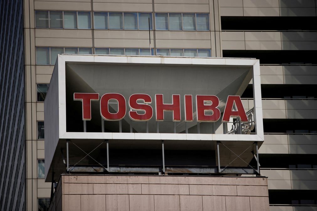 Le logo de toshiba corporation au siege de la societe a tokyo