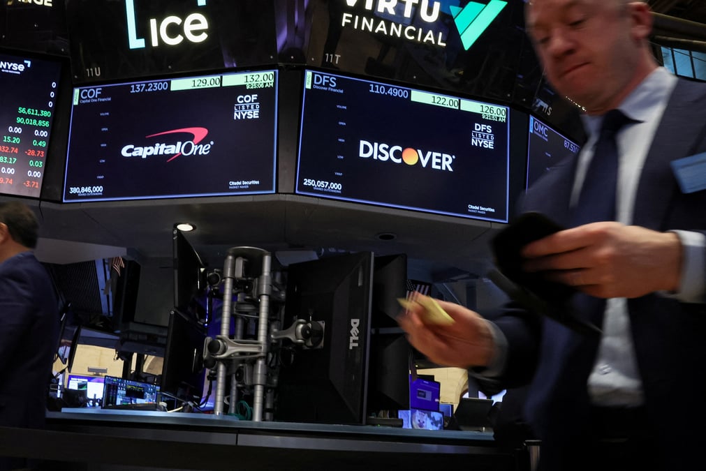 Des traders travaillent a wall street