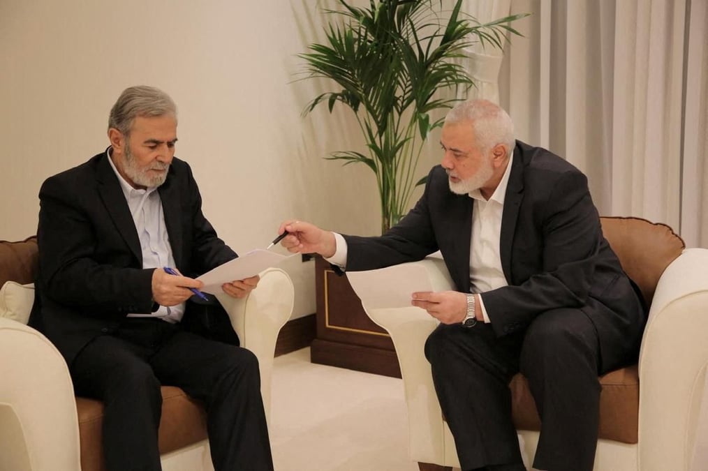 Le chef du hamas, ismail haniyeh, et le chef du jihad islamique, ziyad al nakhalah, discutent de la proposition de cessez-le-feu avant de repondre aux mediateurs qatari et egyptien a doha