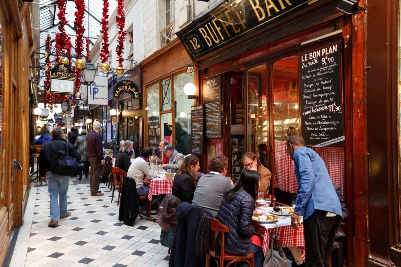La vie tente de reprendre son cours a paris