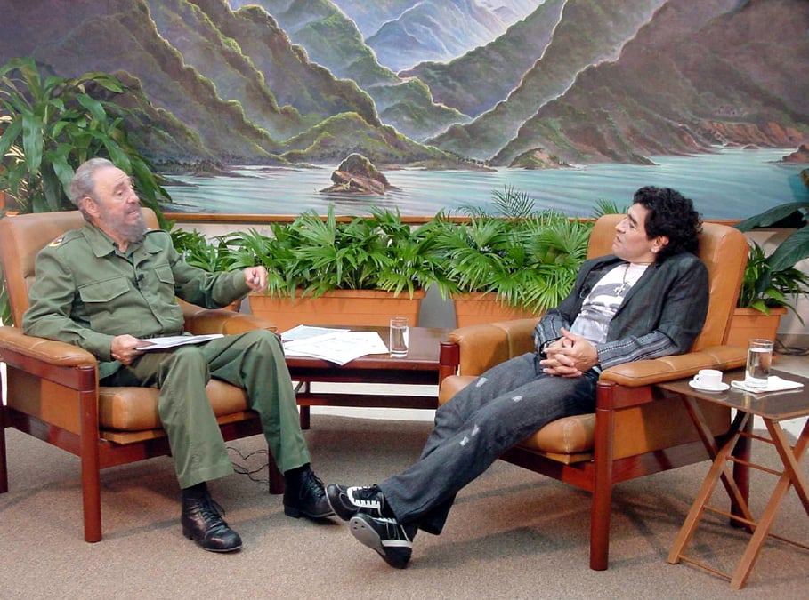Diego maradona pleure son "second pere" fidel castro