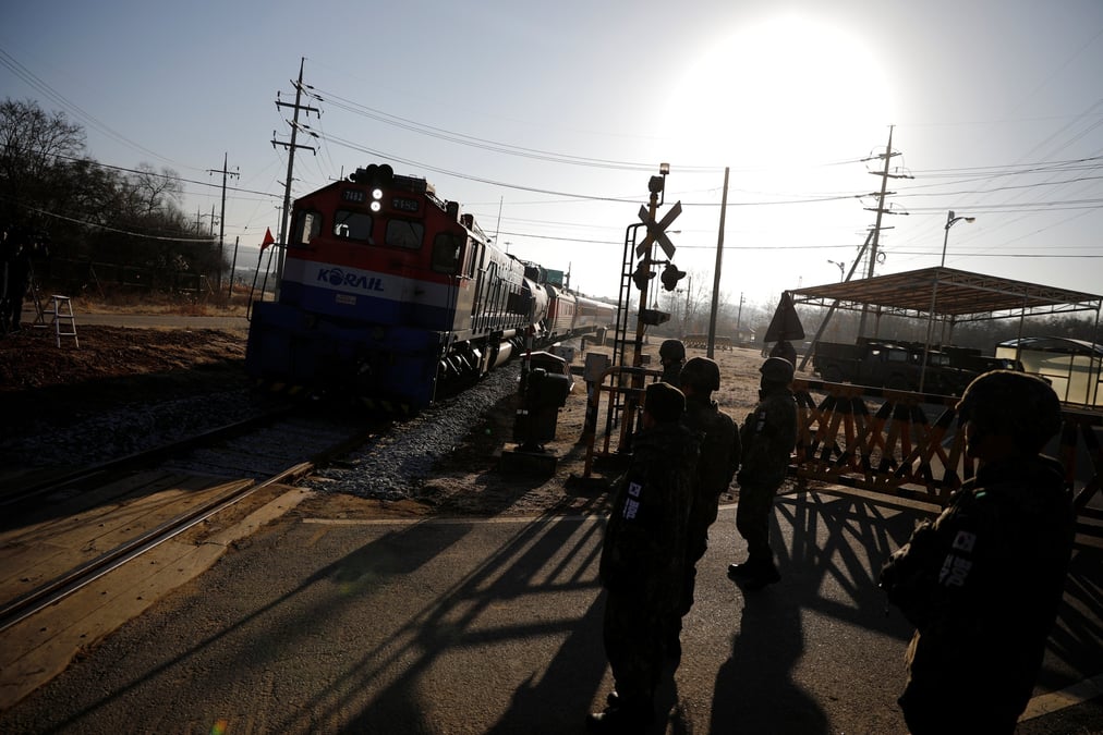Un train sud-coreen roule sur les rails menant a la coree du nord