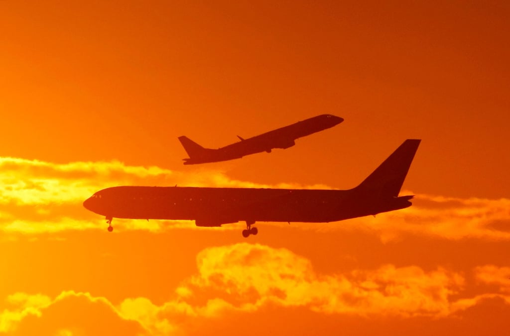 trafic aérien, avions, ciel, soleil couchant, passagers, vols, compagnies aériennes, décollage, atterrissage, Sydney Airport, Australie