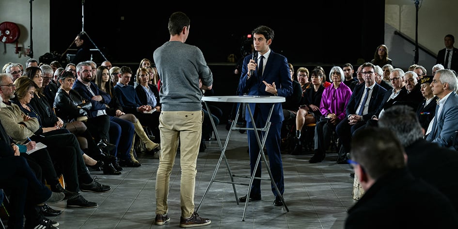 Hier, le président du Rassemblement national, Jordan Bardella (à gauche) en visite à Queyrac (Gironde) et le Premier ministre, Gabriel Attal (à droite) interpellé par un agriculteur à Saint-Laurent-d’Agny (Rhône).