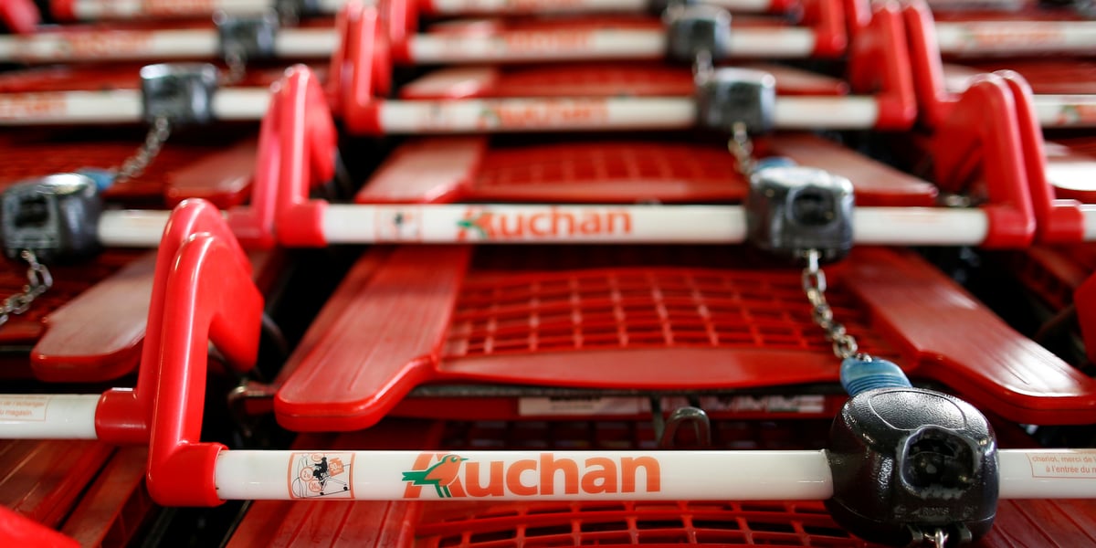 Auchan Russie possède 230 magasins en Russie et y emploie environ 30.000 personnes.