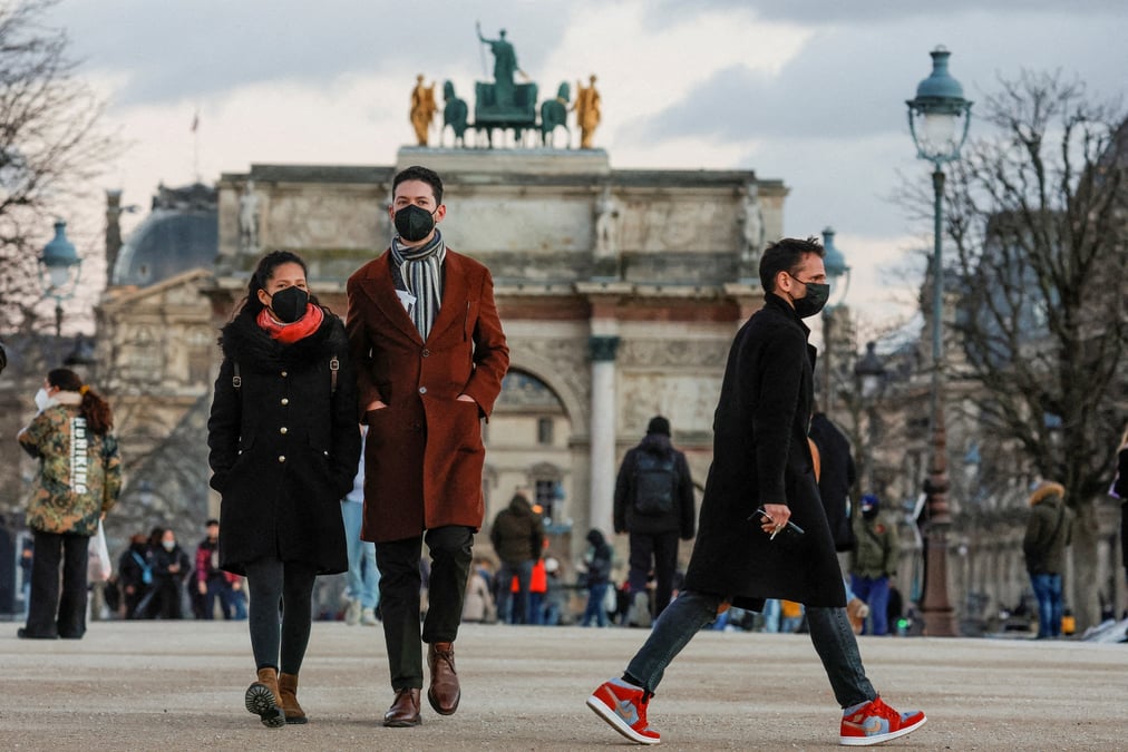 La justice suspend le port du masque obligatoire en exterieur a paris, rapporte l'afp