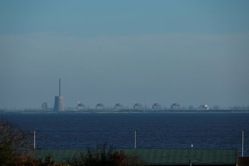 Vue sur la centrale nucleaire de zaporizhzhia de la ville de nikopol