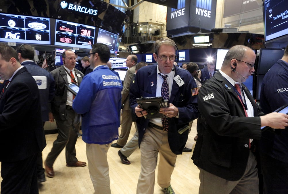 Photo des traders sur le parquet de la bourse de new york (nyse) peu apres la cloche d'ouverture de la seance de negociation