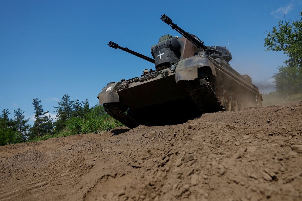 Des militaires ukrainiens utilisent un canon antiaerien automoteur gepard