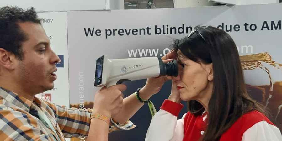 Soufiane Ajana, CEO de Retinov qui traite la DMLA, et Andréa Brouile, vice-présidente du conseil régional de Nouvelle-Aquitaine en charge du développement économique et de l’innovation, au CES de Las Vegas en janvier 2024.