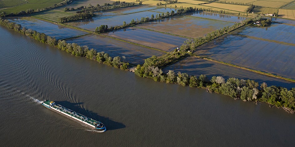 Péniche sur le Rhône en crue.