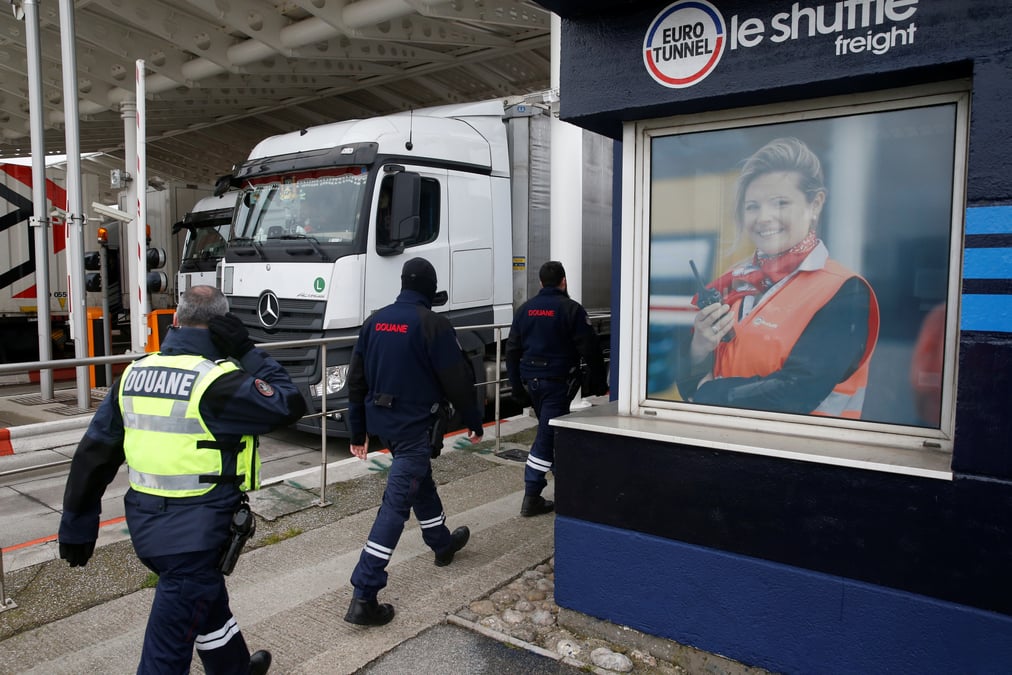 Bercy pret a debloquer 14 millions d'euros pour apaiser les douaniers