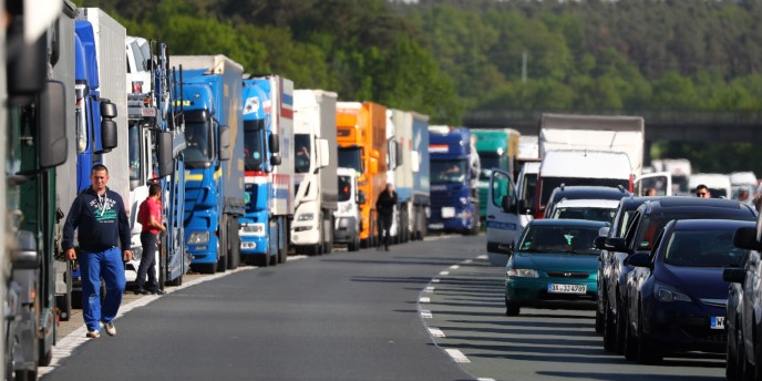 Les organisations du transport routier de France, d'Allemagne et des pays nordiques (Danemark, Norvège et Suède) se félicitent de l'adoption, tout comme la Confédération européenne des syndicats (ETUC) pour qui la réforme "empêchera les entreprises de forcer les chauffeurs à passer plusieurs mois d'affilée loin de chez eux (...) et de les priver d'un salaire décent et de cotisations sociales".