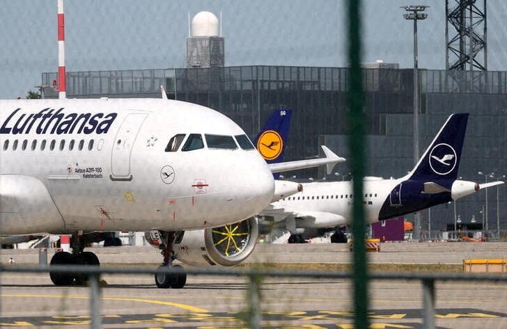 Coronavirus: lufthansa compte annuler 33.000 vols cet hiver a cause d'omicron, selon la presse