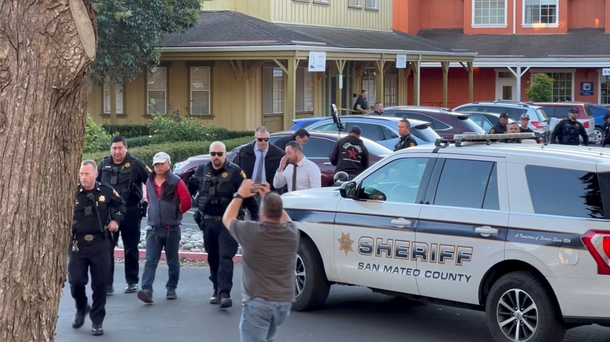 Des policiers arretent un homme soupconne d'etre le suspect de la fusillade de half moon bay