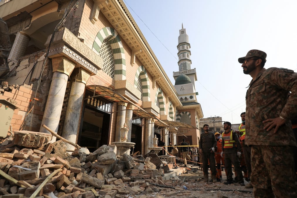 Attaque suicide dans une mosquee a peshawar