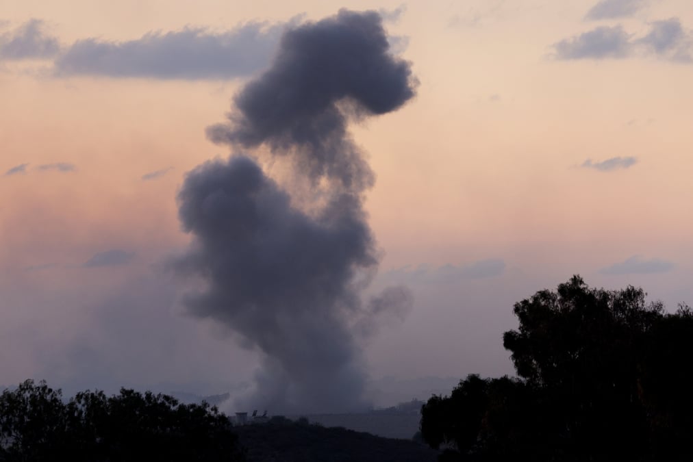 De la fumee s'eleve apres une frappe aerienne israelienne a gaza, vue depuis le sud d'israel