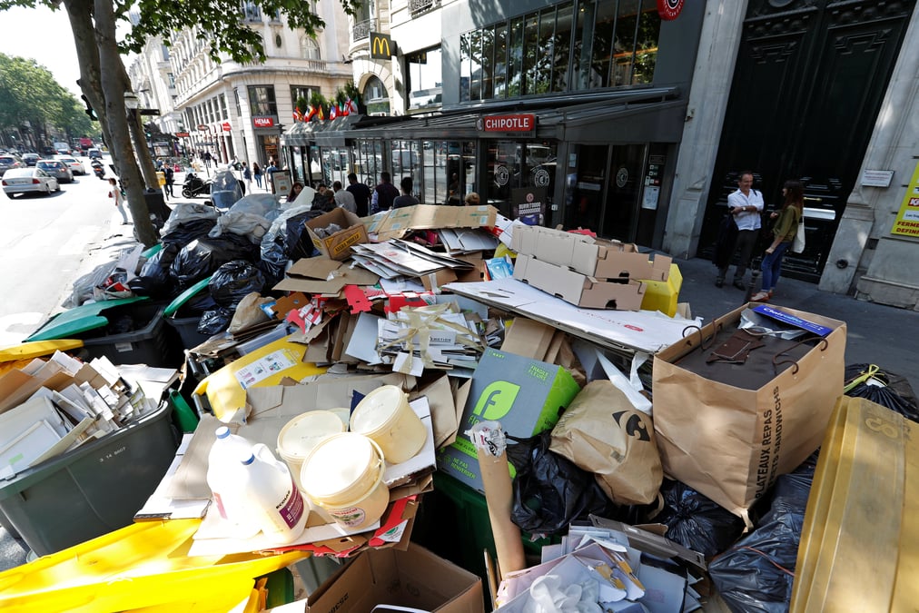 Les ordures sont en cours de ramassage a paris